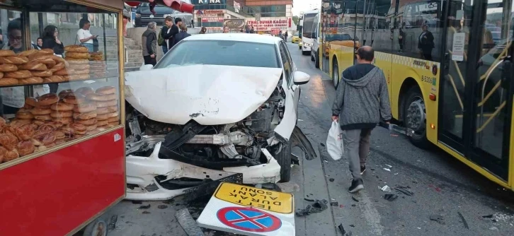 Beylikdüzü E-5 yan yoldaki feci kazada faciadan dönüldü: Taksi refüje savruldu, diğeri simit tezgahına çarpmadan durabildi
