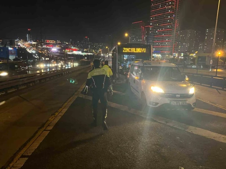 Beylikdüzü’nde arıza yapan metrobüsün şoförüne, karşı yönden gelen metrobüs çarptı
