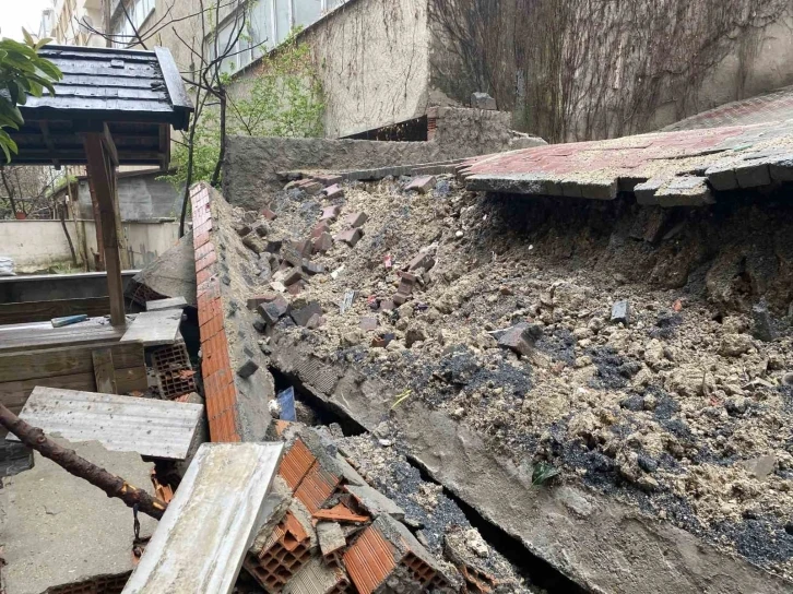 Beylikdüzü’nde sağanak yağış nedeniyle istinat duvarı yıkıldı
