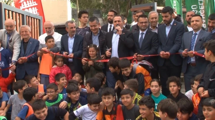 Beyoğlu İstiklal Mahalle Bahçesi açılışında onlarca fidan dikildi
