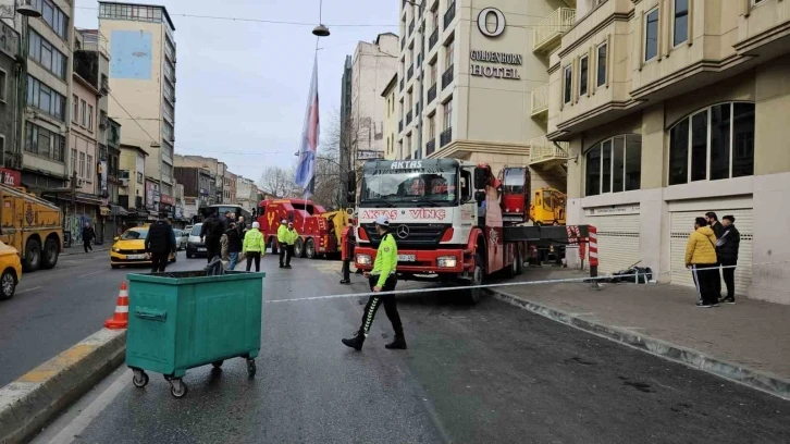 Beyoğlu’nda facianın eşiğinden dönüldü: Freni boşalan vinç, başka bir vince çarparak savurdu, 1 yaralı
