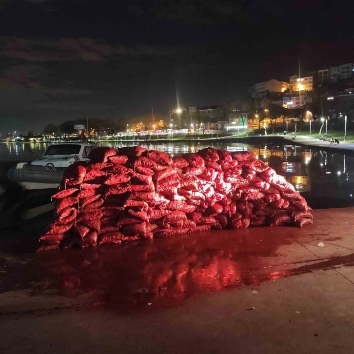 Beyoğlu’nda kaçak avlanılmış 3 ton midye ele geçirildi: 2 gözaltı
