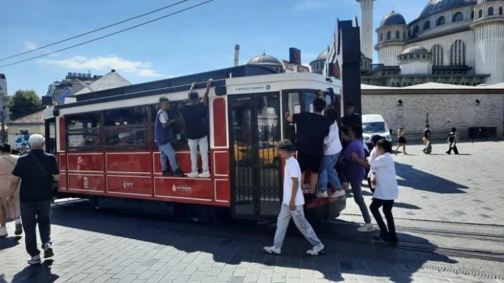 Beyoğlu’nda nostaljik tramvaydaki tehlikeli yolculuk