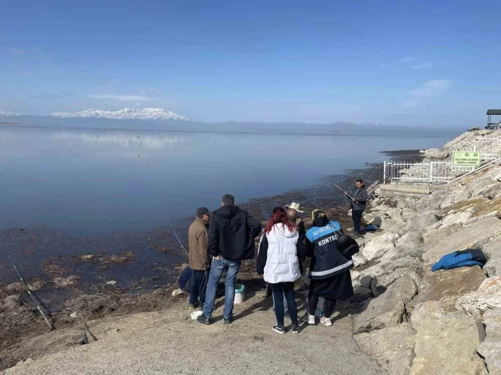 Beyşehir Gölü’nde endemik tür olan yağ balığı avlayanlara ceza
