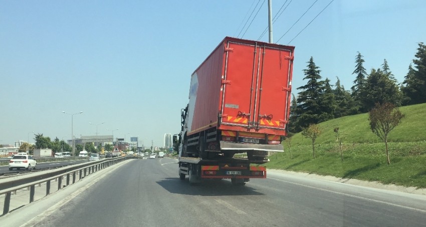 İstanbul trafiğinde tehlikeli görüntü