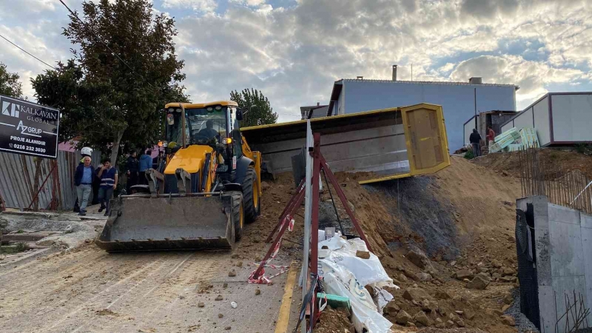 Toprak dökümü yapan hafriyat kamyonu devrildi