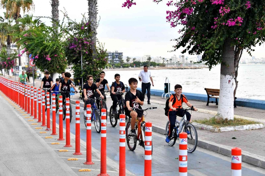 Çocuklar evden okula bisikletle gidip, geliyor