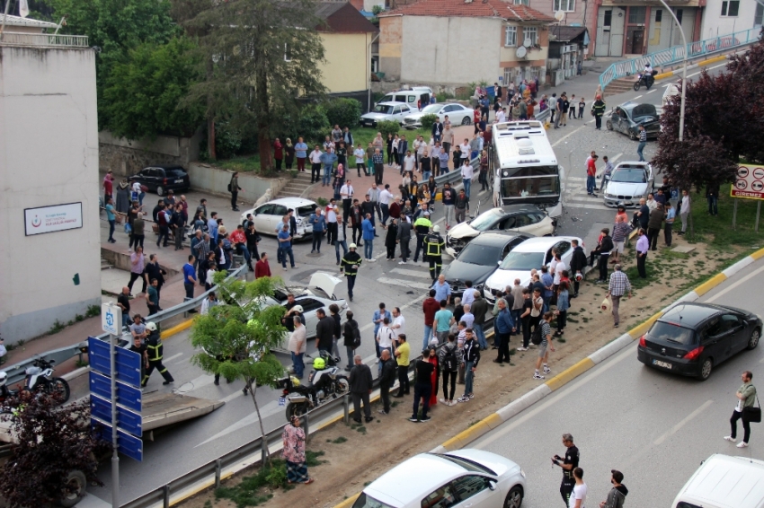 Freni patlayan otobüs 10 aracı biçti: 6 yaralı