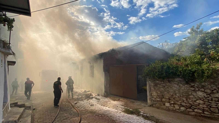 Tüpten sızan gaz bomba gibi patladı