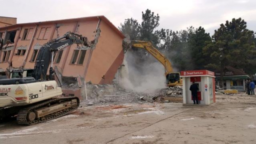 Sosyal medyada gündem olacak olay! Bina yıkılırken onlar para çekmeye devam etti