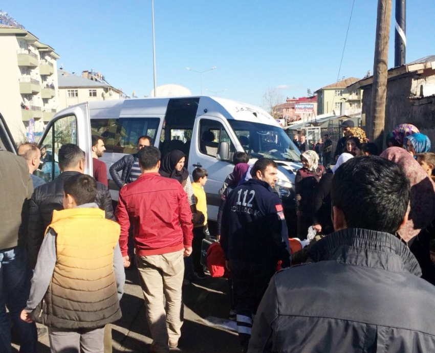 Öğrenci servisi otomobille çarpıştı: 12 yaralı