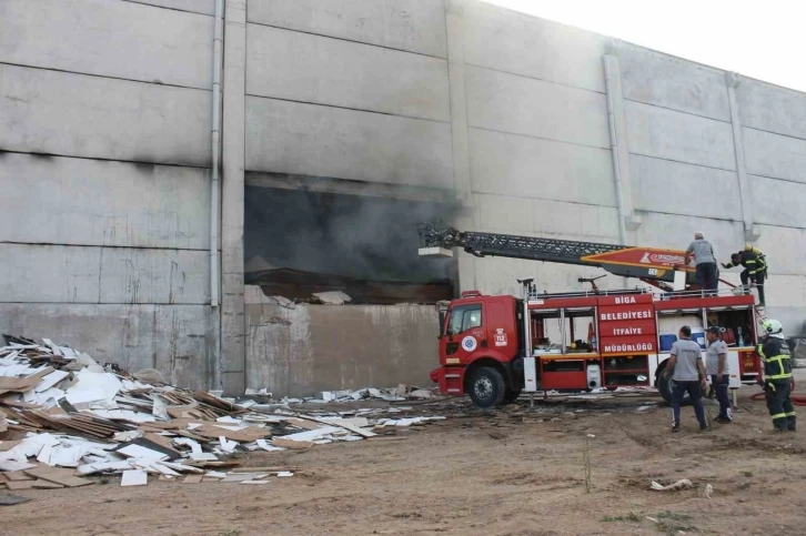 Biga’da mobilya fabrikasında çıkan yangın söndürüldü
