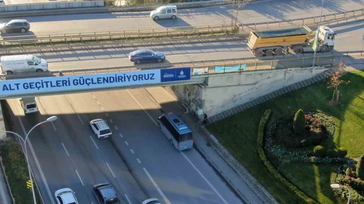 Bilboardda, ’Güçlendiriyoruz’ yazan köprüye 1 yıldır çivi çakılmadı
