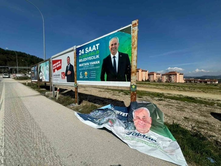 Bilecik’te billboardlara saldırı
