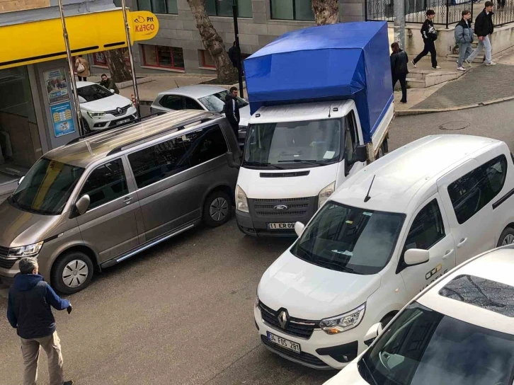 Bilecik’te çift sıra parklar sürücüleri çileden çıkarıyor
