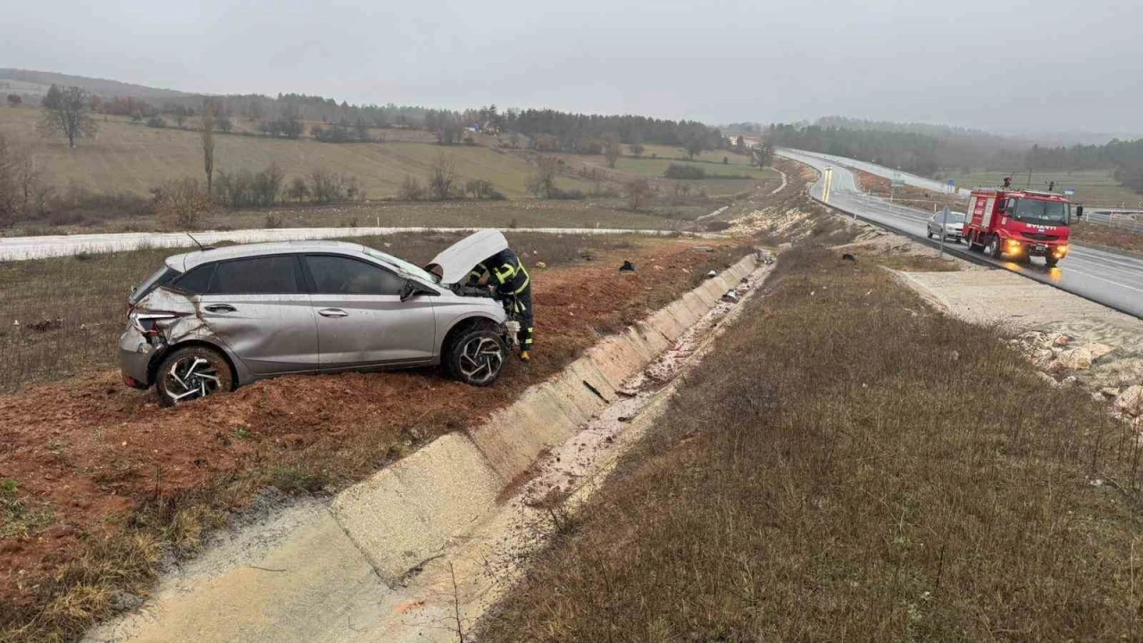 Bilecik’te kontrolden çıkan araç tarlaya uçarken, 1 kişi yaralandı
