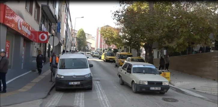 Bilecik’te yön tabelası olmayan cadde sürücülerin kafasını karıştırıyor
