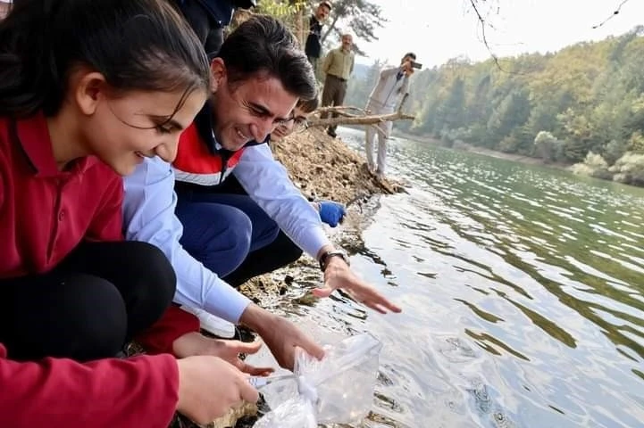 Bilecik’teki göletlere 112 bin yavru sazan bırakıldı
