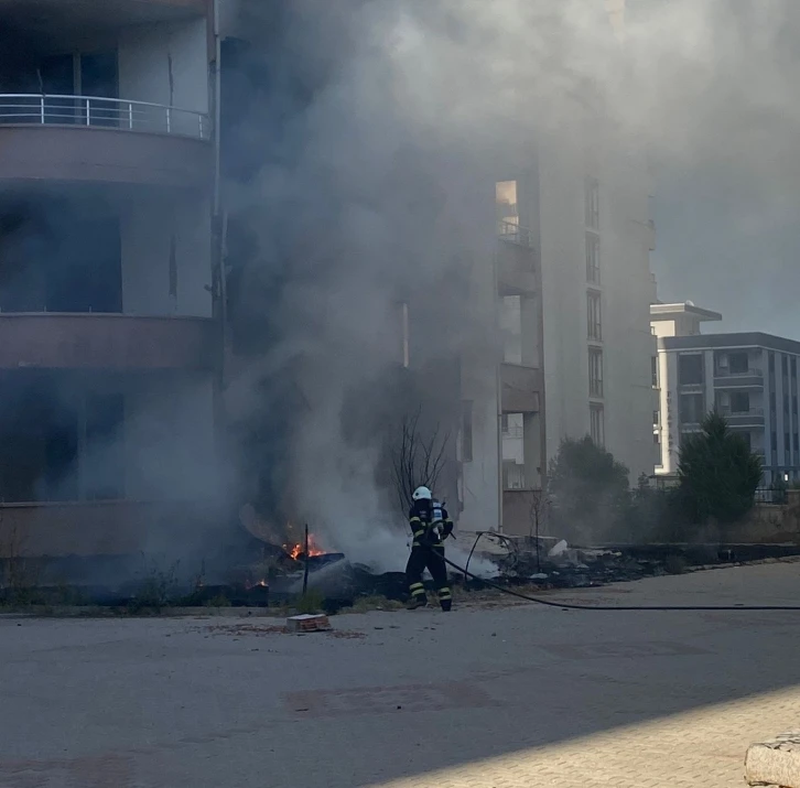 Bina girişinde yakılan lastikler korkuya neden oldu