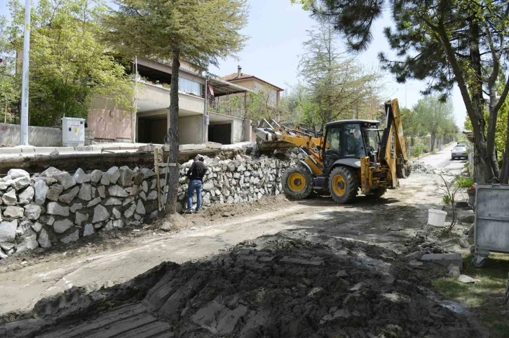 Binbirevler’de tehlike arz eden taş duvar yenileniyor
