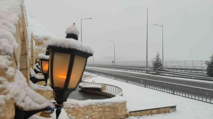 Bingöl’de beklenen kar yağdı, şehir beyaza büründü
