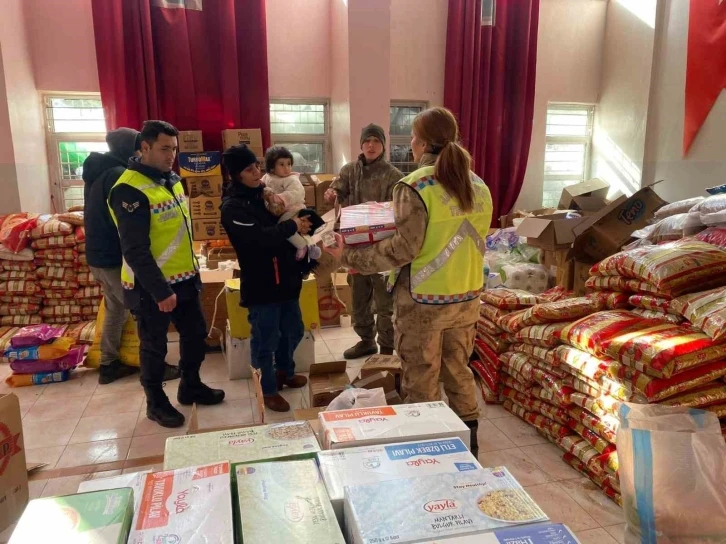 Bingöl’de jandarma ekiplerinin topladığı yardımlar, depremzedelere gönderildi
