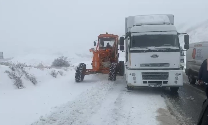 Bingöl’de kar ulaşımı engelledi
