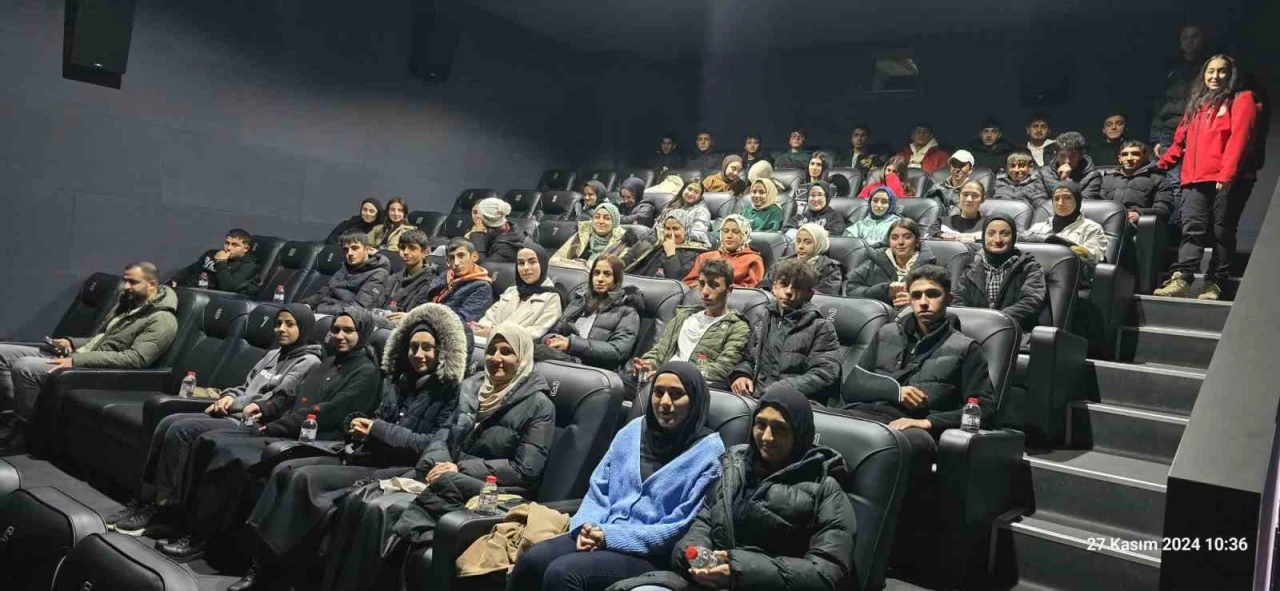 Bingöl’de polis ekipleri öğrencileri sinemaya götürdü
