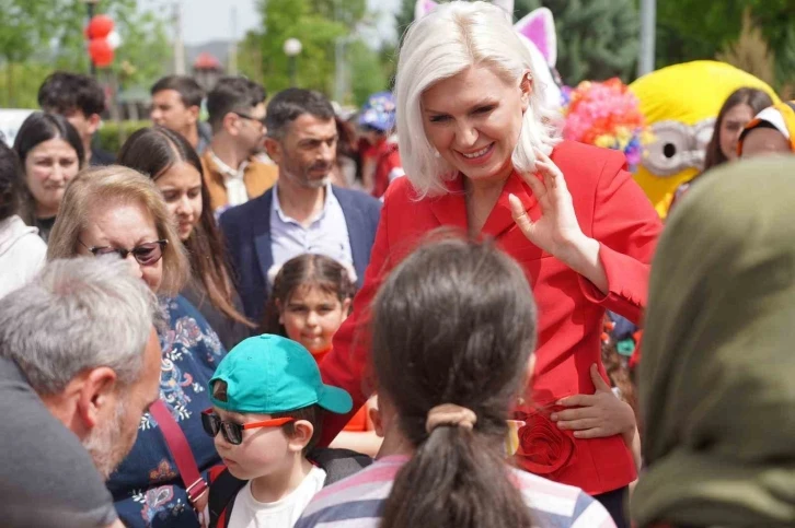 Binlerce çocuk  23 Nisan coşkusunu şenlikte yaşadı
