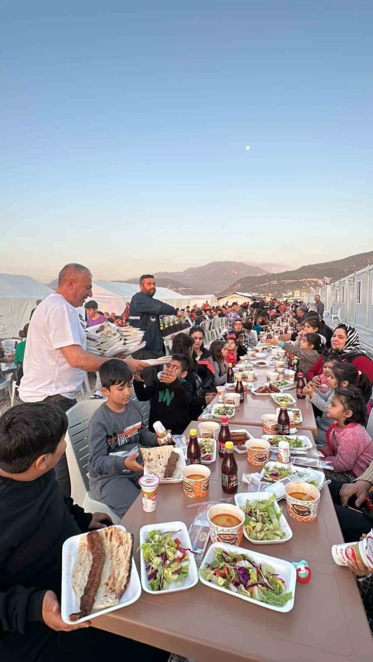 Binlerce depremzedeye iftarda Adana kebap ikram etti
