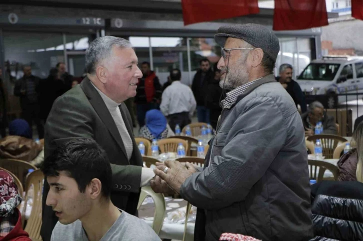 Binlerce Honazlı orucunu kapalı pazaryerinde birlikte açtı
