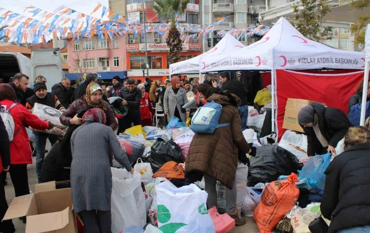 Binlerce kişi depremzedeler için meydana akın etti
