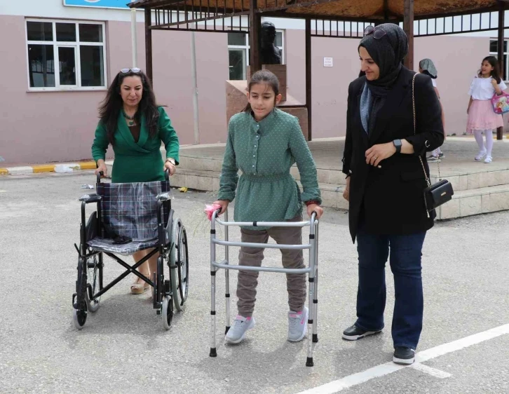 Bir yıl boyunca topladığı atık plastiklerle, mezun ettiği öğrencisine tekerlekli sandalye aldı
