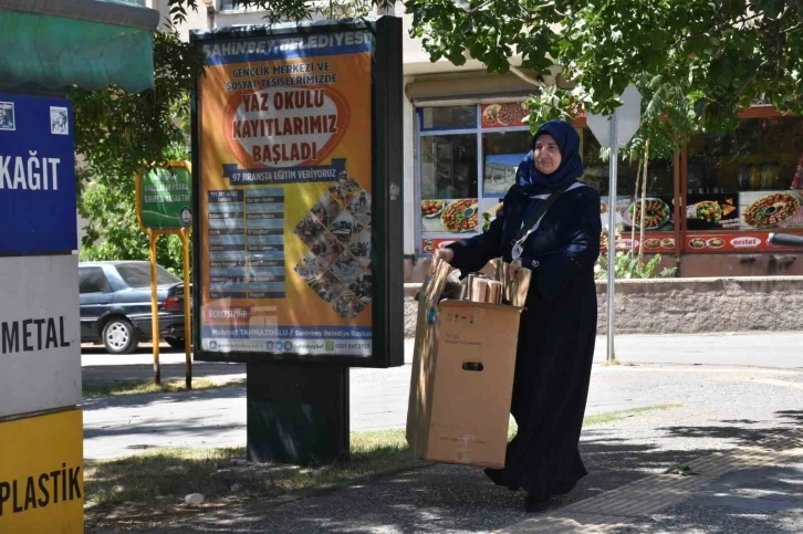 Biriktirdiği atıklarla çocukları sevindiriyor
