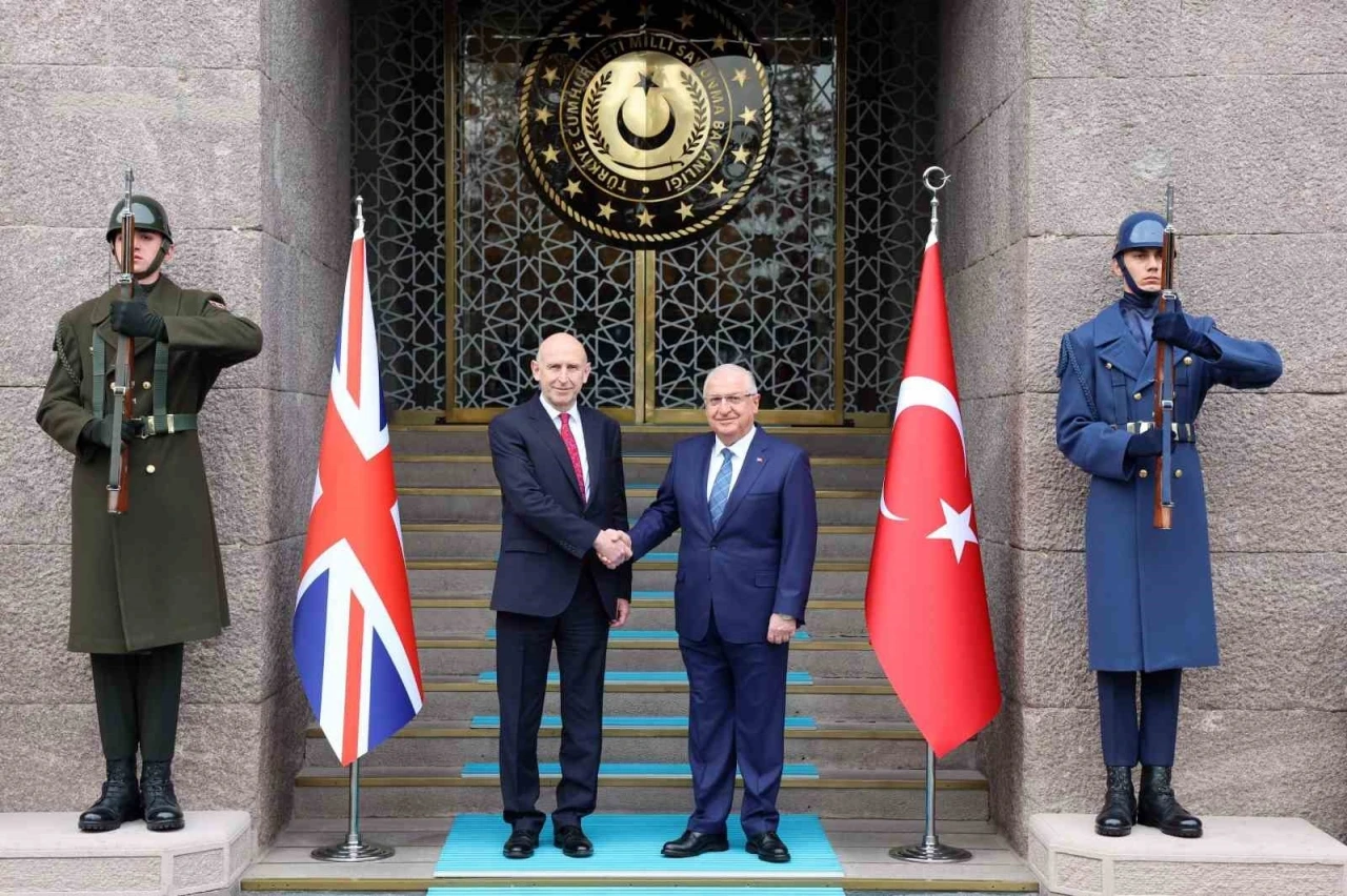 Birleşik Krallık Savunma Bakanı Healey TUSAŞ tesislerini ziyaret etti
