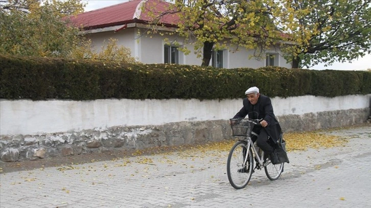 Bisiklet tutkunu Erzincanlı Garip dede 60 yıldır pedal çeviriyor