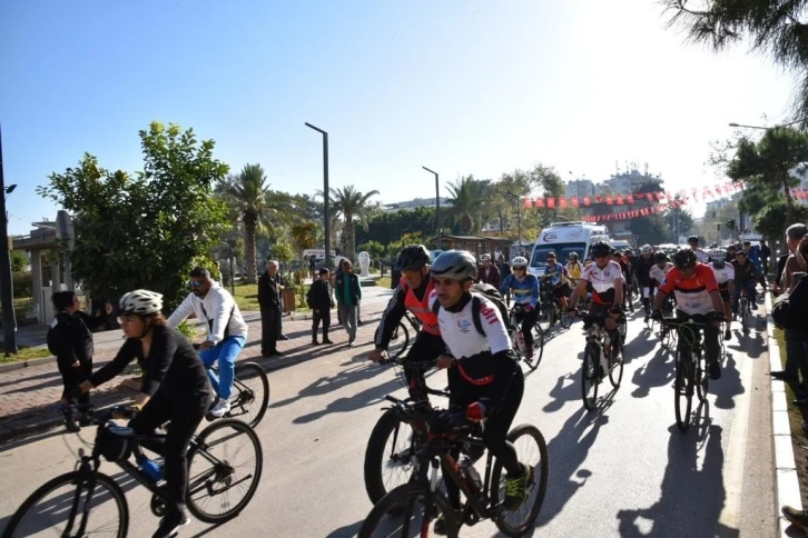 Bisikletçiler önce pedal çevirdi sonra çevre temizliği yaptı
