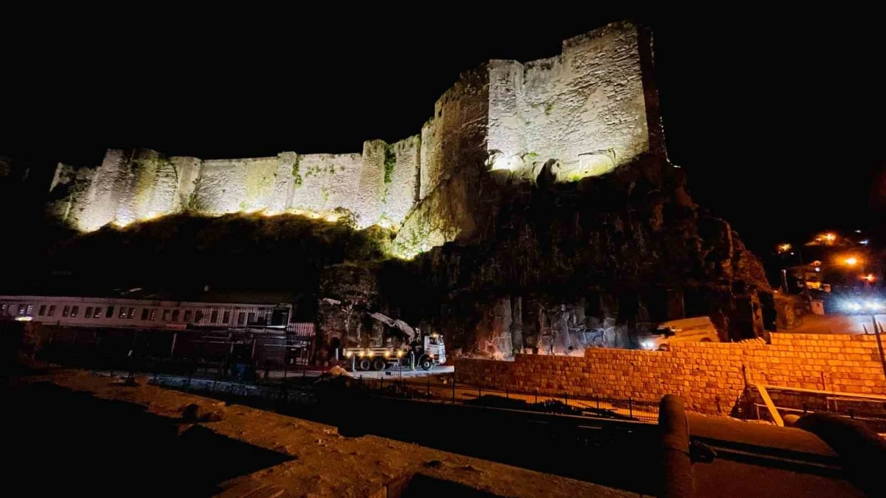 Bitlis Kalesi’nde ışıklandırma çalışması
