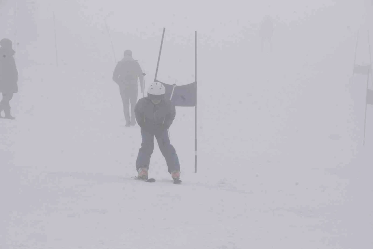 Bitlis’te “Alp Disiplini ve Snowboard İl Birinciliği Kayak Yarışması” yapıldı
