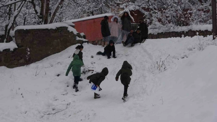 Bitlis’te çocuklar kayak keyfi yaşadı
