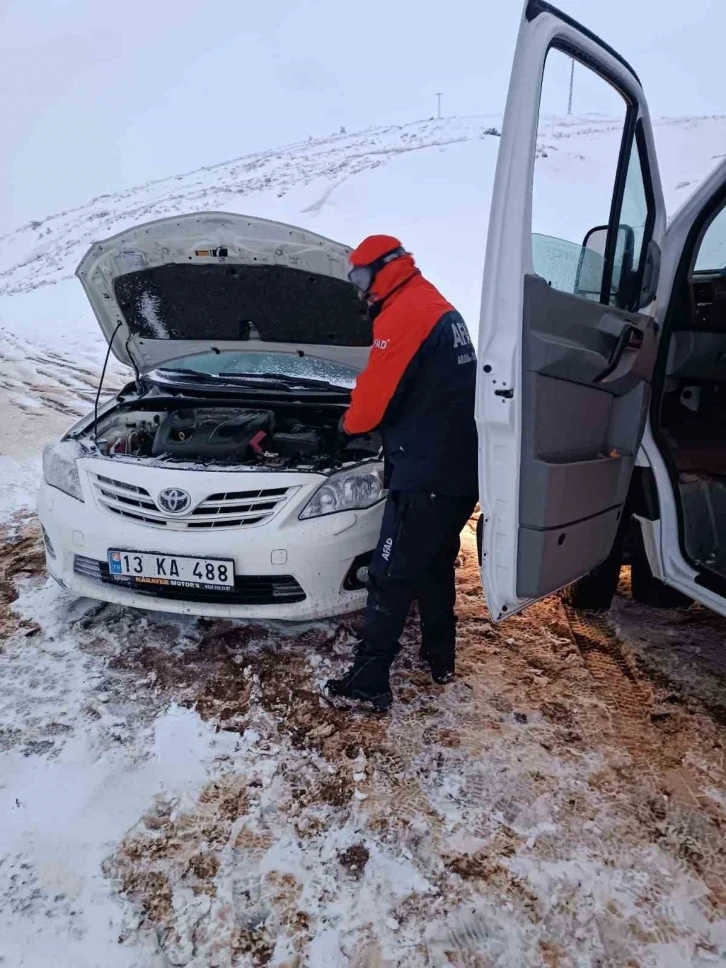 Bitlis’te flaş belleğini ararken mahsur kalan öğrenciyi AFAD ekipleri kurtardı
