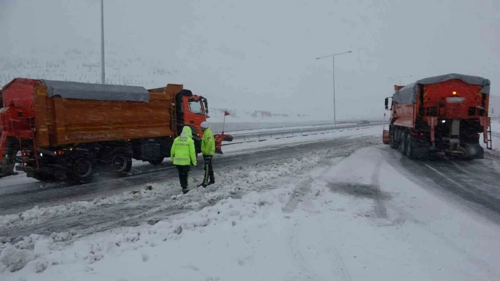 Bitlis’te kar yağışı etkili oldu 100’e yakın araç yolda kaldı
