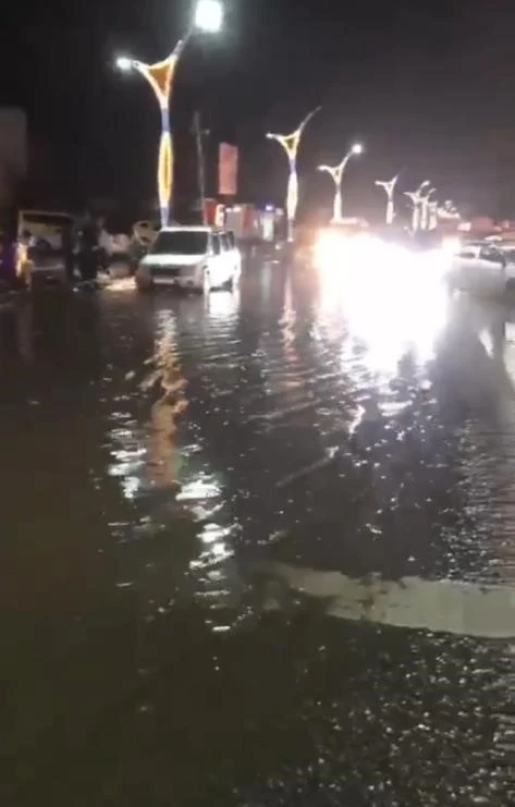 Bitlis’te sağanak yağış sonrası cadde ve sokaklar dereye döndü
