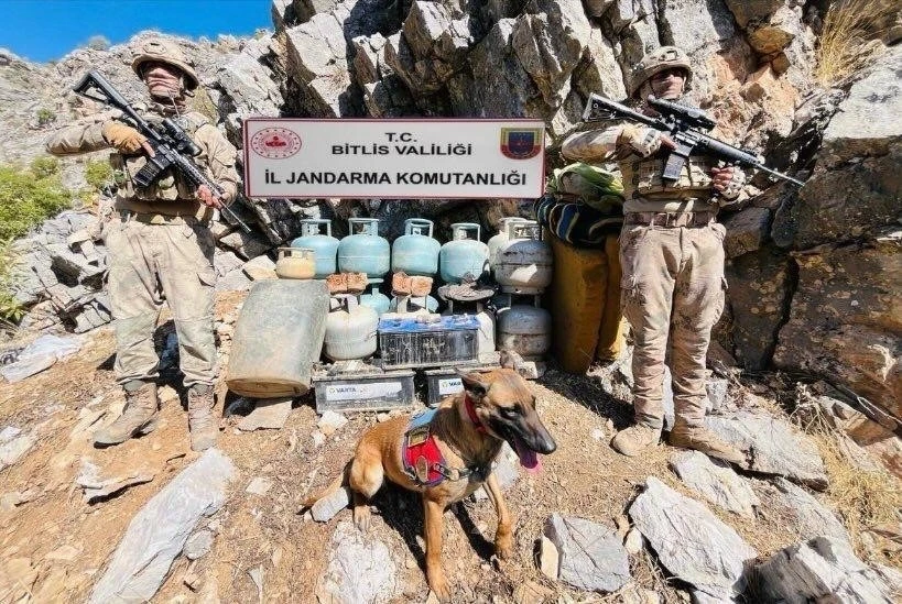 Bitlis’te terör örgütüne ait sığınakta çok sayıda malzeme ele geçirildi
