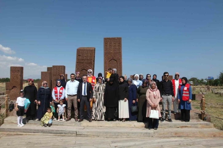 Bitlisli anneler "İlimizi Tanıyalım Anneler" projesiyle yaşadıkları şehri tanıyor
