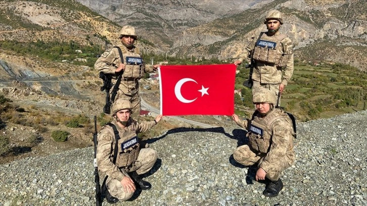 Bitlis'te jandarma personeli üst bölgelerinde Türk bayrağı açtı