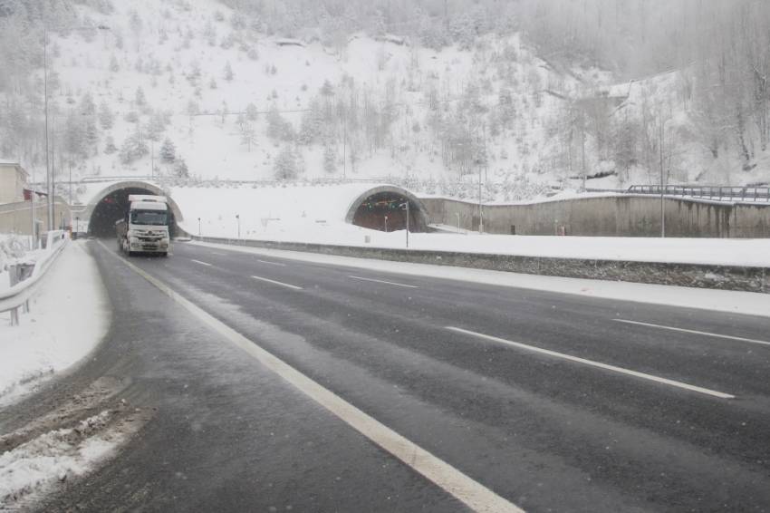 Bolu Dağı’nda kar yağışı etkisini artırdı