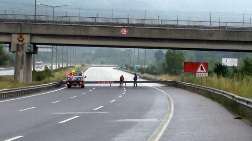 Genç kız üst geçide çıkarak kollarını kesti