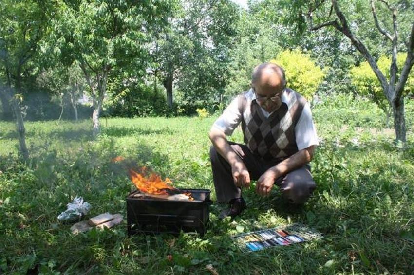 Borçları ödeyip kartları yaktı!