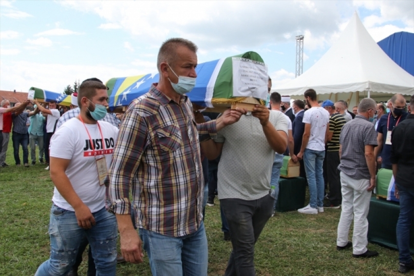 Bosna Hersek'teki katliamın 6 kurbanı daha toprağa verildi